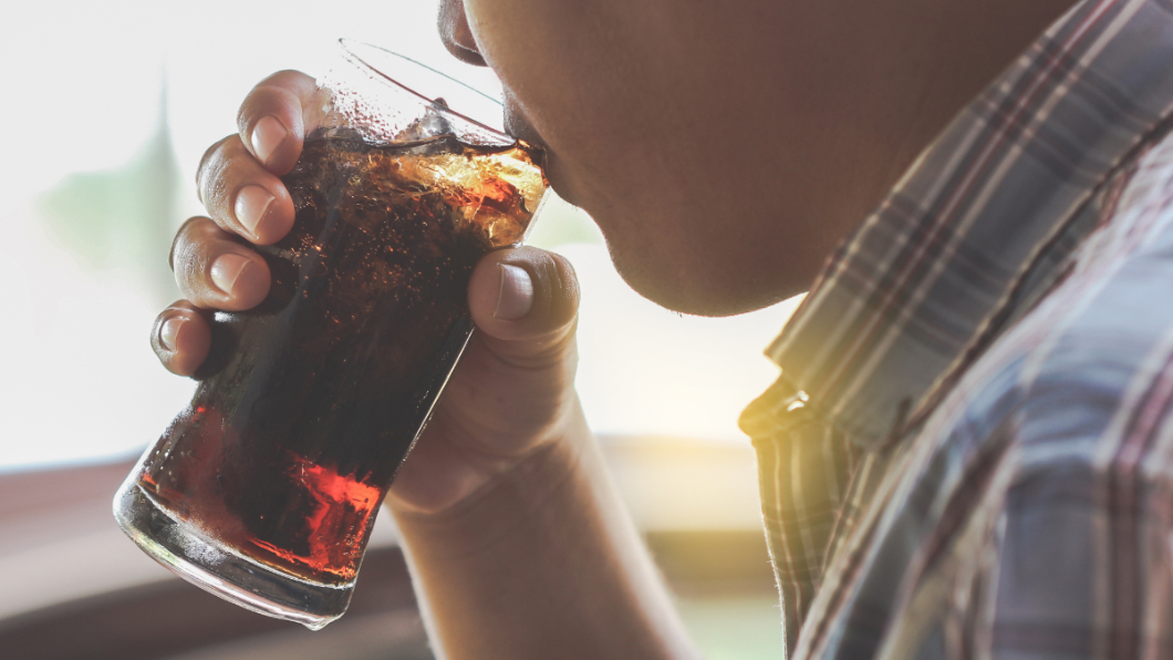 男大生因每週喝4至5杯含糖飲料，導致他在4年間暴增20公斤、險些洗腎。（示意圖／Shutterstock達志影像）