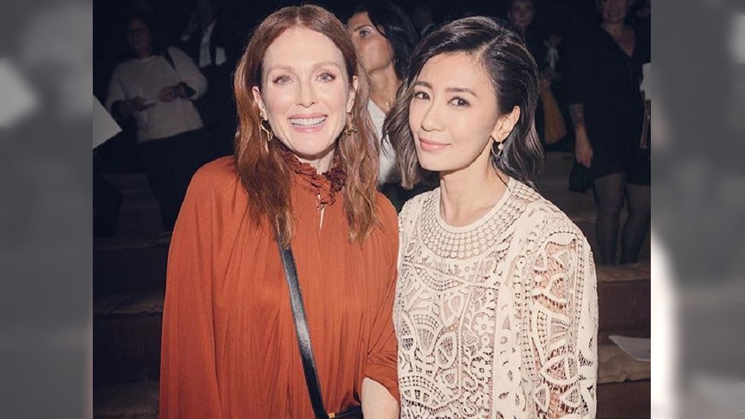 賈靜雯與美國知名女星茱莉安·摩爾開心合照。圖/翻攝自賈靜雯Instagram