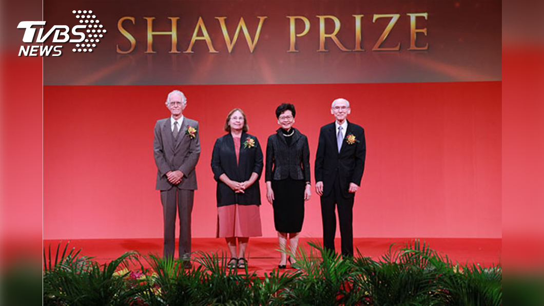 香港行政長官林鄭月娥女士與3位得獎者合照。(圖／邵逸夫獎官方網站)