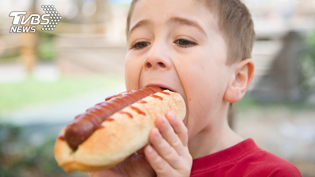 2歲男童拒絕吃熱狗當早餐。示意圖／TVBS