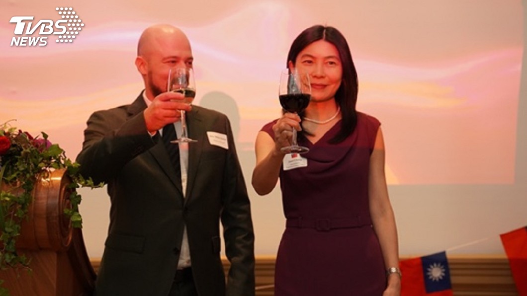 駐芬蘭代表張秀禎（右）與芬蘭國會友台小組主席凱爾納（左）在國慶酒會上共同舉杯，祝賀中華民國生日快樂。圖／駐芬蘭代表處提供