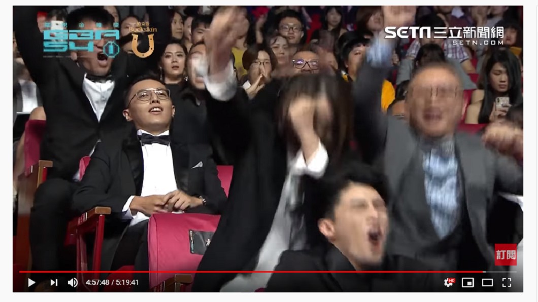 唱名到導演林君陽獎時,製作人林昱伶相當開心,雙手握拳。圖/金鐘頒獎直播Youtube