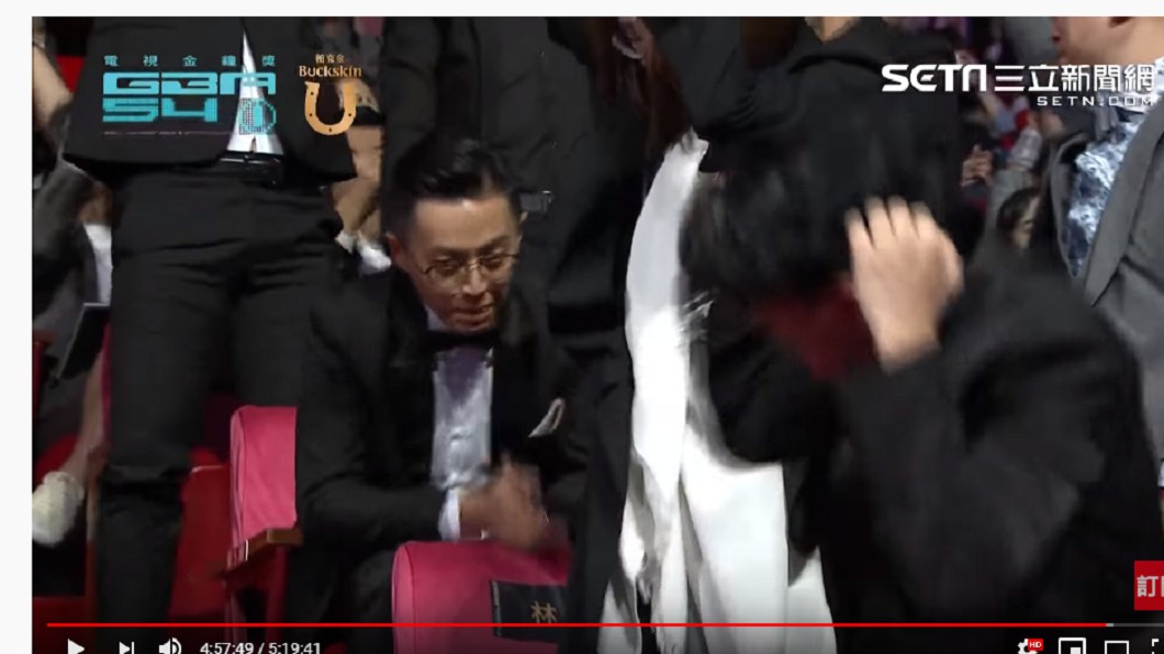 林哲熹先是痛得抱頭,下一秒仍轉換心情,繼續為準備上台的導演歡呼。圖/金鐘頒獎直播Youtube
