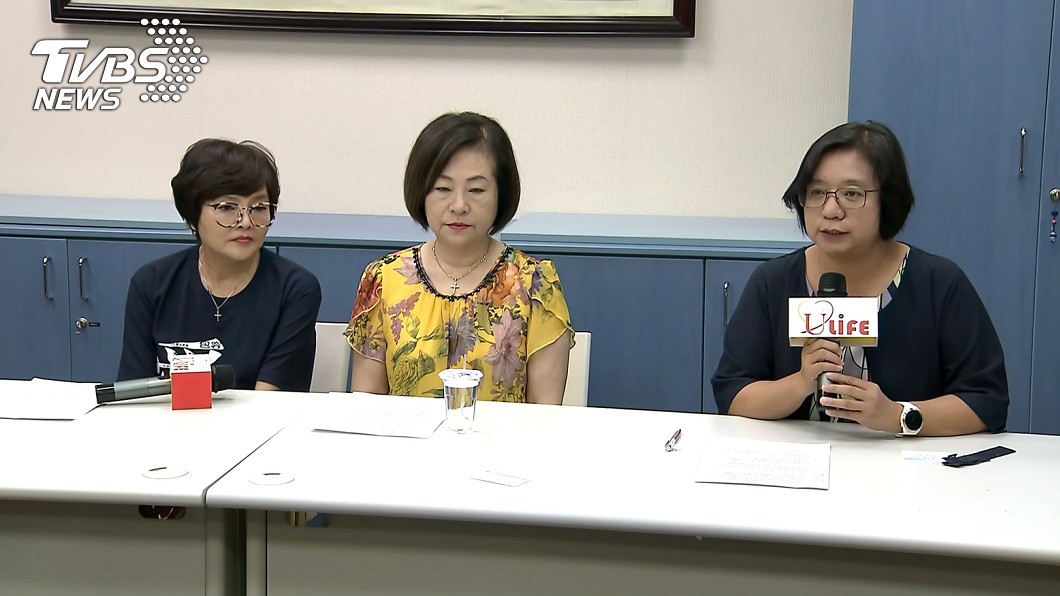 文香(中)今天下午召開記者會,過程中一度淚崩哽咽。圖/TVBS