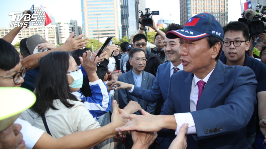 郭台銘與支持者握手致意。圖/中央社 柯文哲與郭宋同升旗 郭台銘:不會與宋楚瑜合作