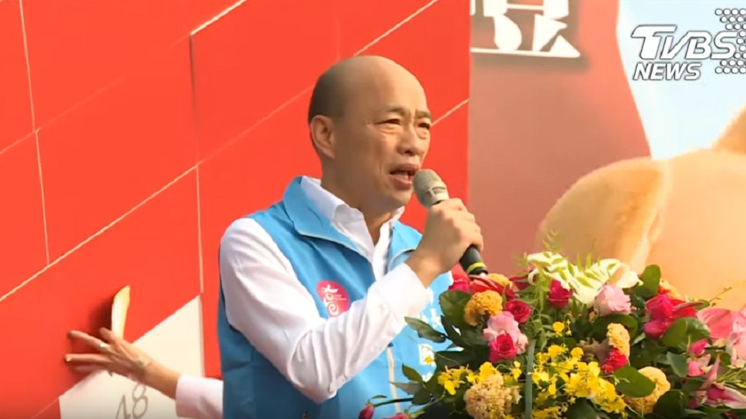 韓上台致詞,升旗典禮秒變造勢會場。圖/TVBS