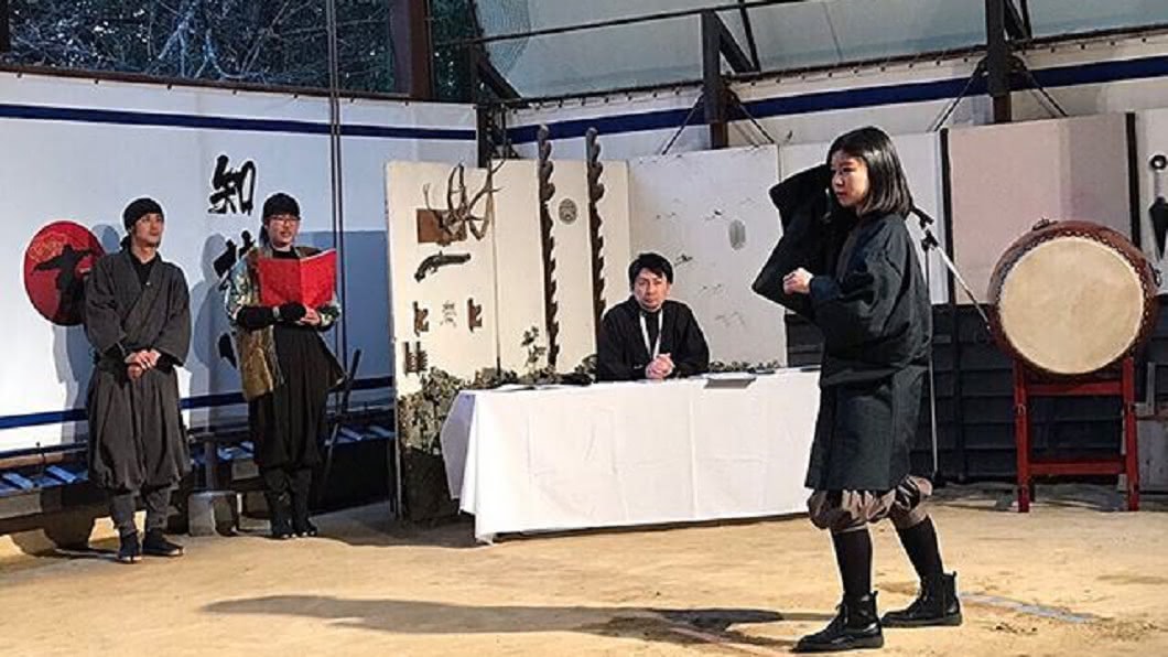 三重大學忍者部活動,社員練習射飛鑣(手裏剣)。圖/翻攝mieu_ninjaclub IG