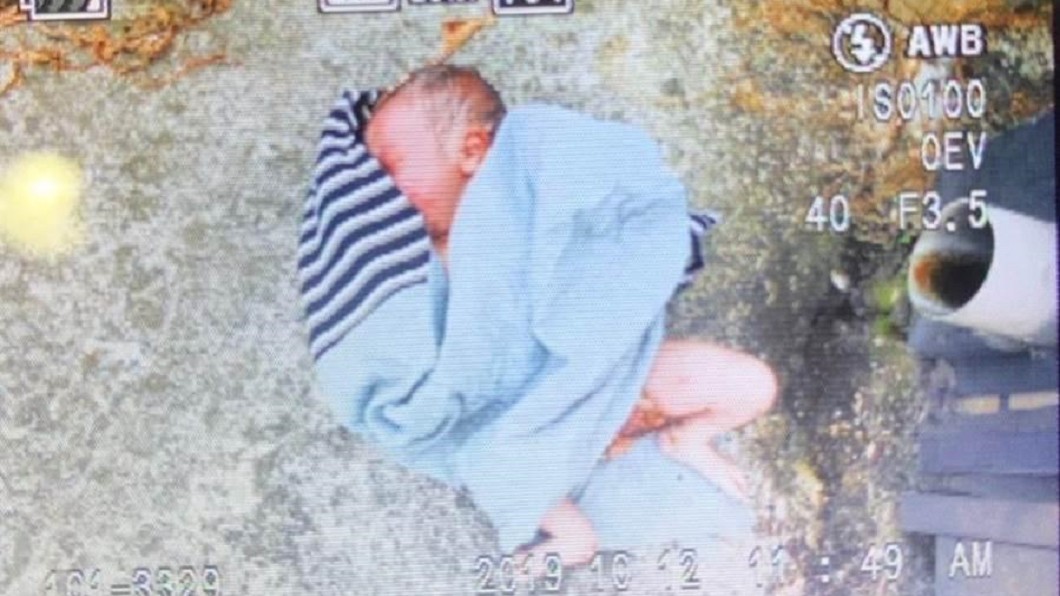 高雄市大樹區發現女嬰僅被衣服包裹遺棄。（圖／高雄市社會局提供）