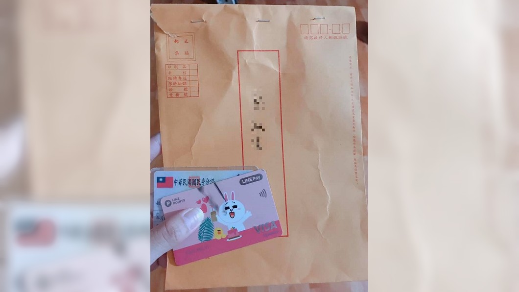 善心人士將原PO的身分證和信用卡裝進信封袋裡。圖/翻攝自爆廢公社