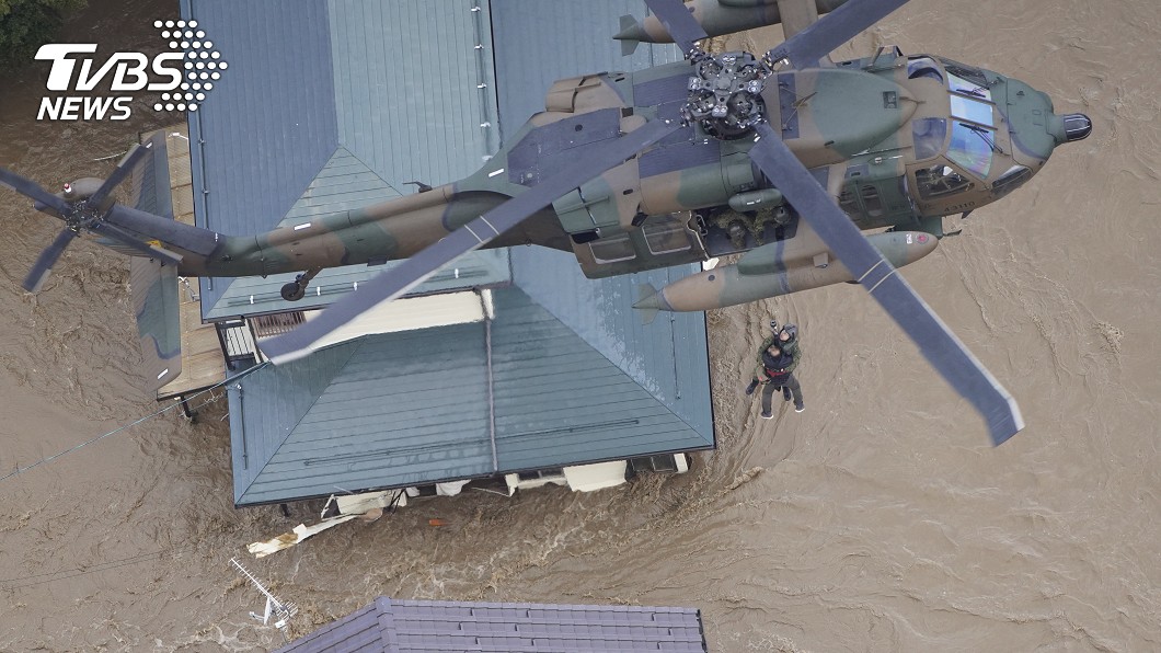 哈吉貝颱風侵襲日本造成慘重災情，進行吊掛救援行動。(圖／達志影像美聯社)