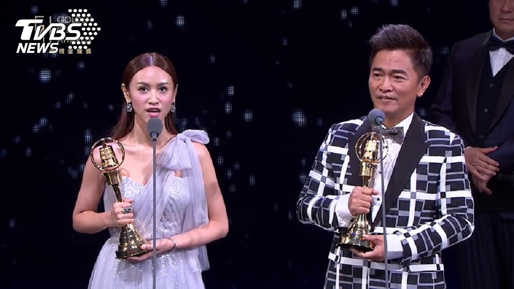 Sandy和爸爸吳宗憲2016年以《小明星大跟班》首次獲得金鐘獎。圖／三立提供