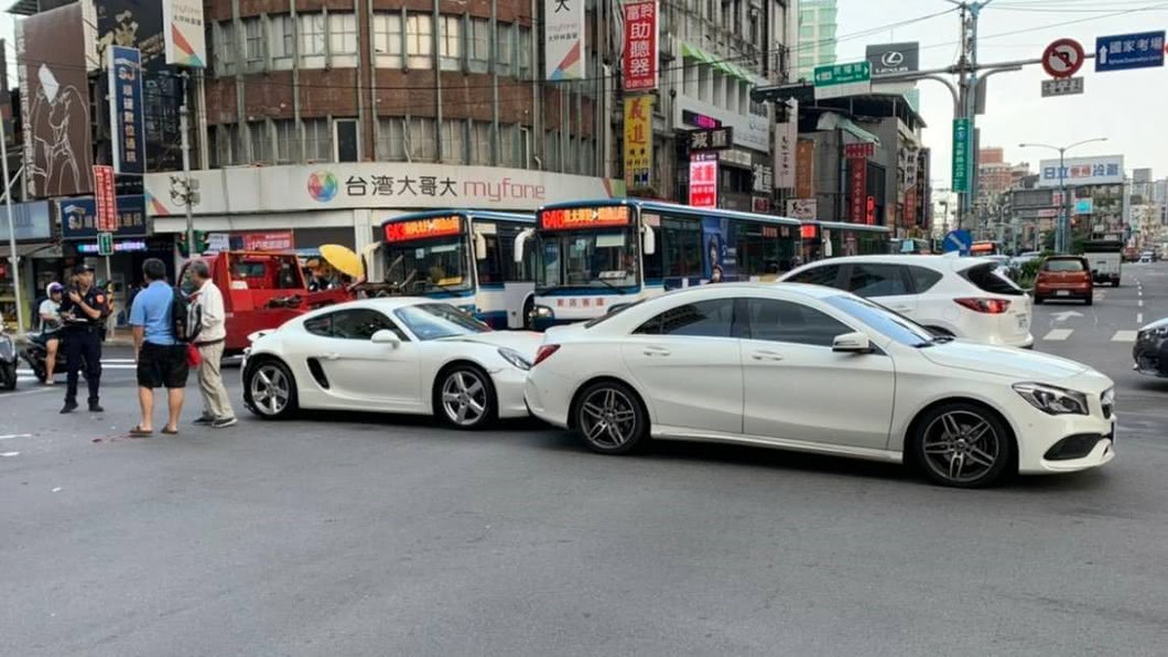 追撞車禍造成車流回堵。圖/TVBS翻攝