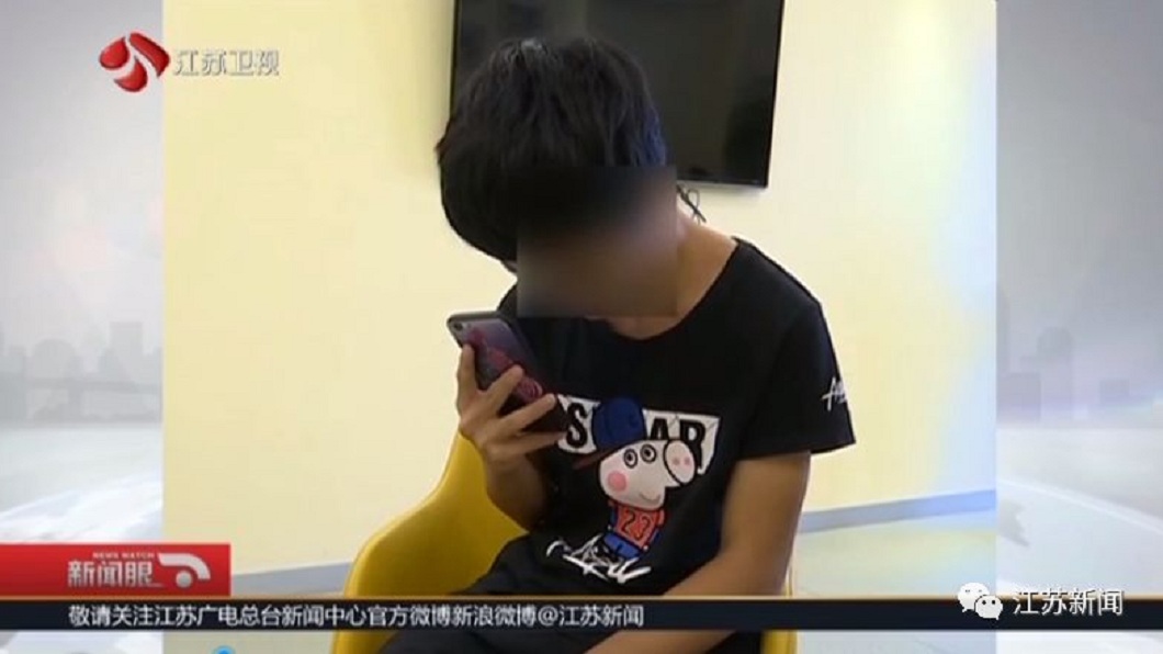 東管1名15歲少年本身有近視又沉迷手遊，導致他的度數飆升到2400度。(圖／翻攝自中國新聞社)