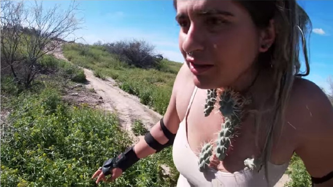 美國1名人妻辣妹騎單車時不慎掉進仙人掌叢，全身布滿仙人掌塊莖和長刺。(圖／翻攝自YouTube)