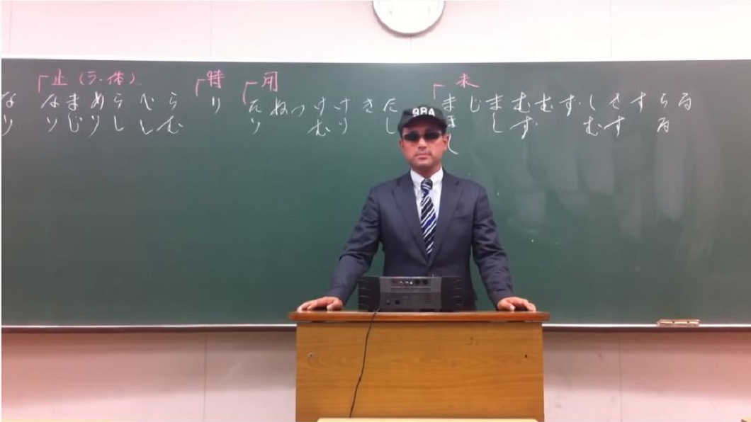 日本1名高中老師的教學方式，最近引發網友們熱烈討論。(圖／翻攝自YouTube)