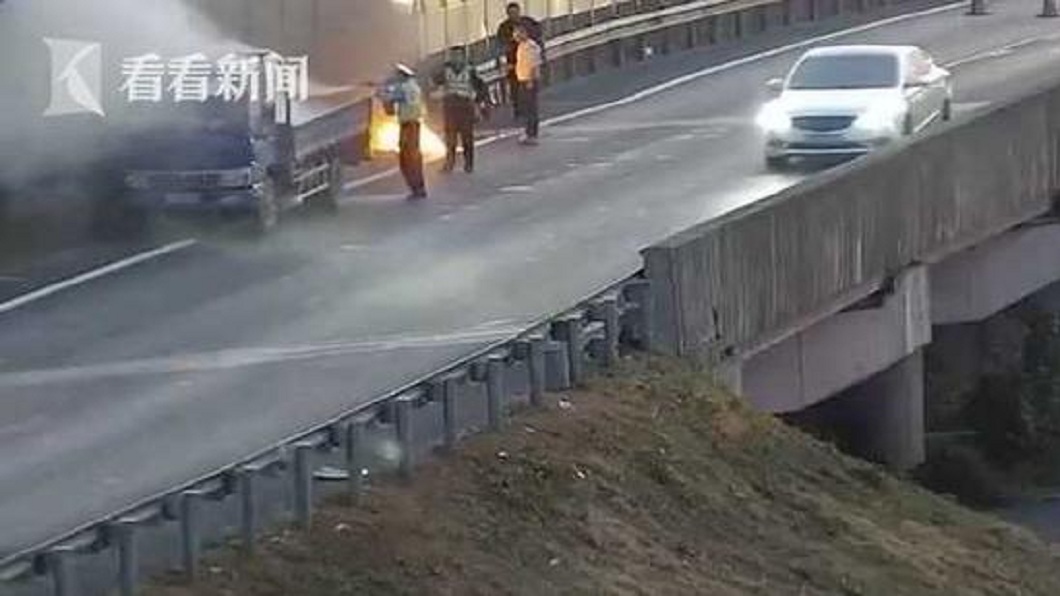 1輛小貨車行駛在高速公路時突然後車廂起火，警方獲報迅速撲滅火勢。(圖／翻攝自看看新聞)