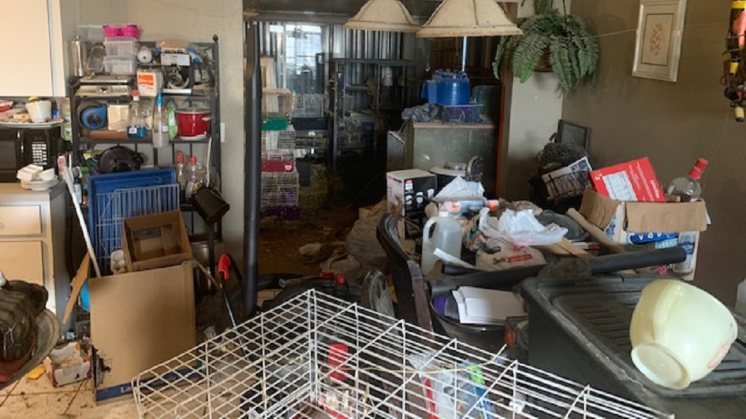 美國佛州日前出現1間超髒亂的垃圾屋。(圖／翻攝自臉書)