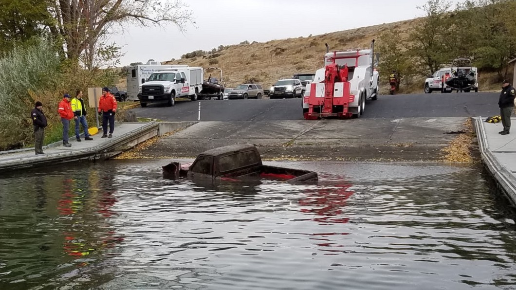 美國有對夫妻至哥倫比亞河潛水，豈料意外在河中發現生鏽卡車驚見失蹤男屍。圖／翻攝自Umatilla County Sheriff's Office臉書