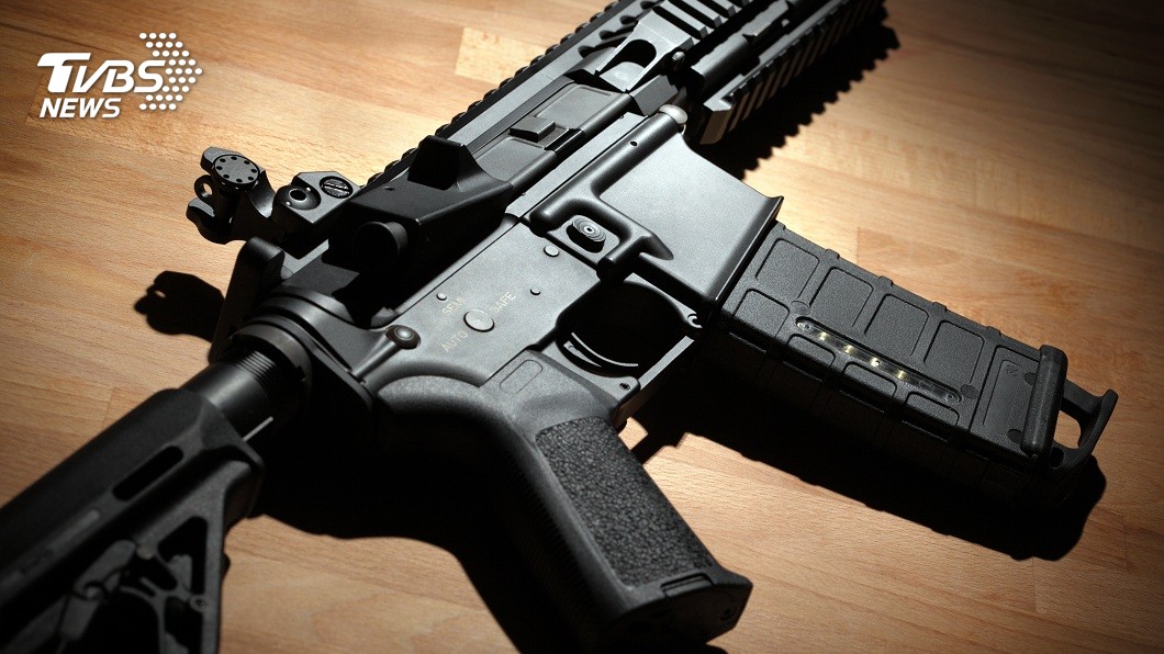 美國1名懷孕8個月的孕婦，為了救丈夫和11歲女兒，持AR-15步槍擊斃歹徒。(示意圖／TVBS)