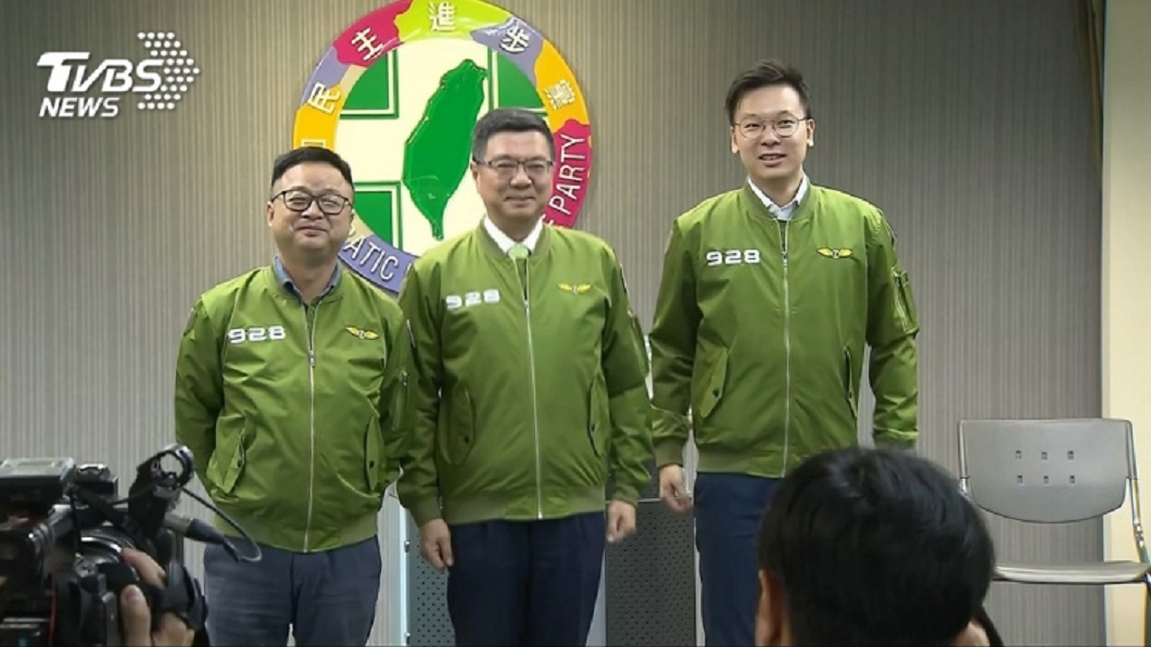 民進黨秘書長羅文嘉(左)、副秘書長林飛帆(右)在今(15日)中常會宣布請辭。(圖／TVBS資料照)