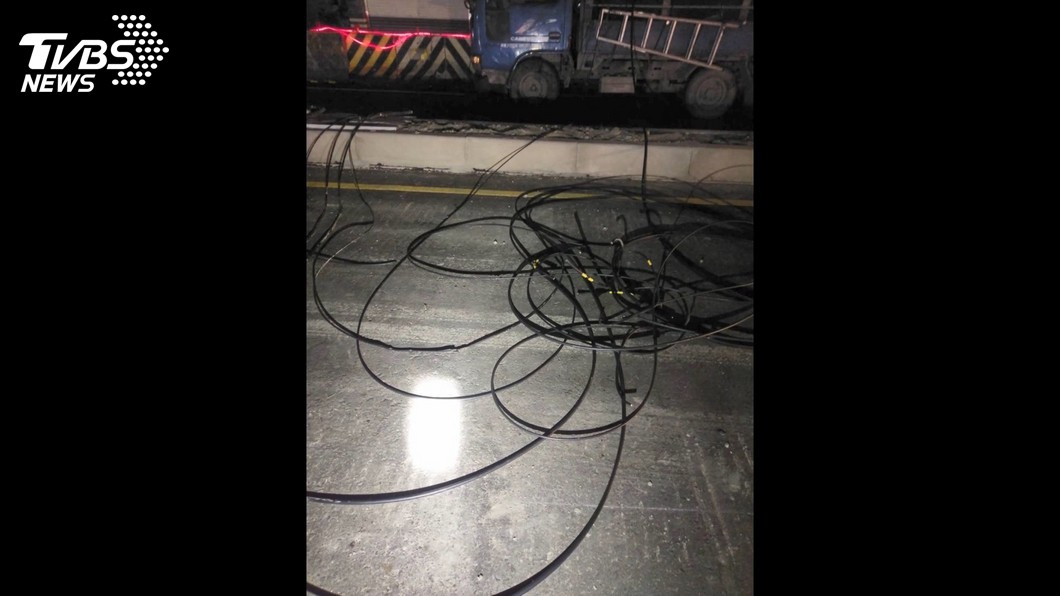 馬路拓寬！挖土機扯斷電線電桿 險壓人車│TVBS新聞網