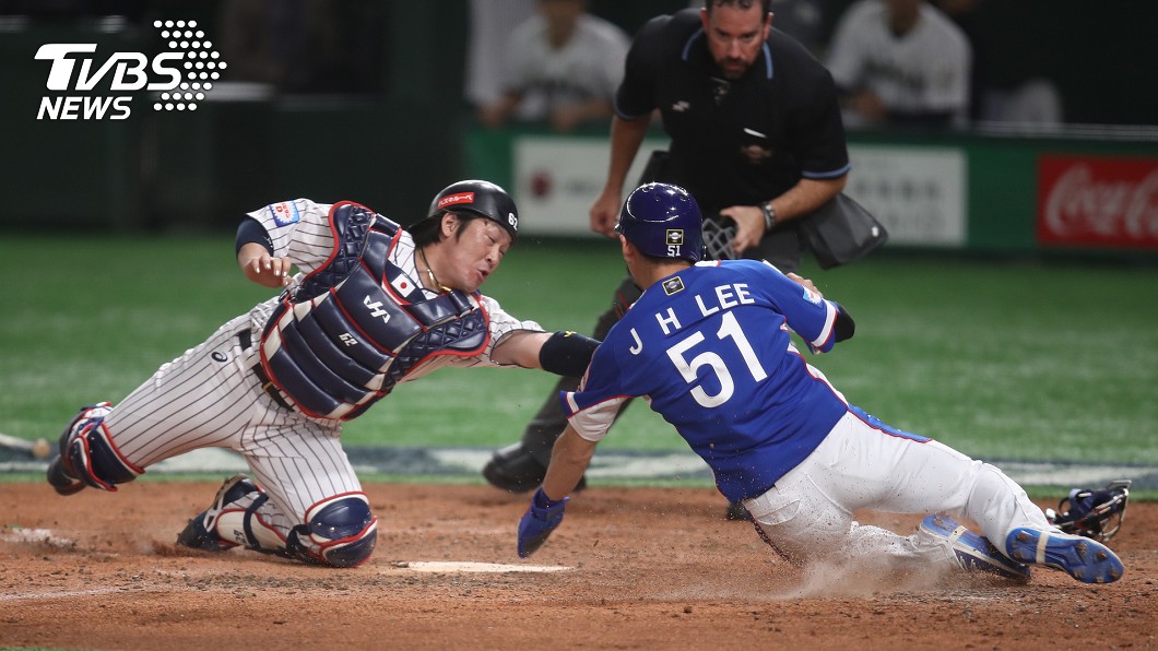 2019世界12強棒球錦標賽複賽最終戰，16日晚間由日本與韓國交手，5局上，日本隊捕手甲斐拓也（左）在本壘前觸殺韓國跑者李政厚（右）。(圖／中央社)