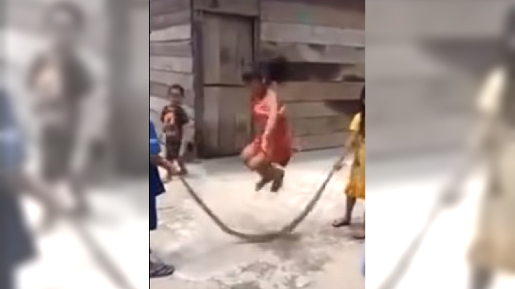 圖／翻攝自YouTube 錄下小孩開心玩「跳繩」　網放大一看險嚇暈