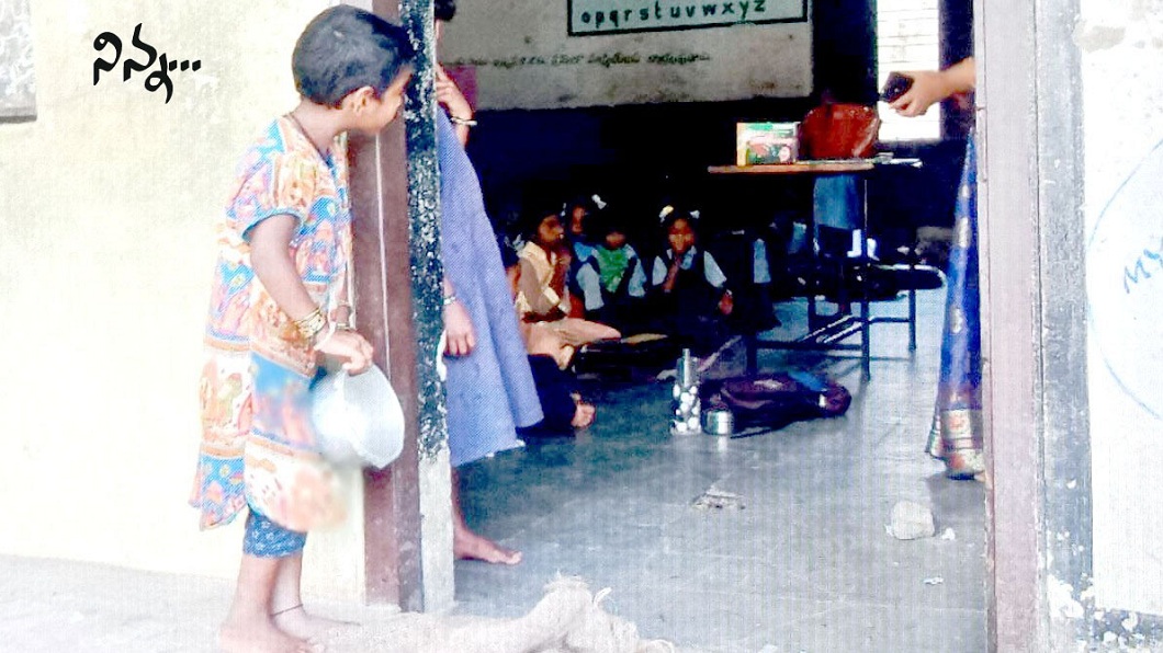 印度1名女童拿著空碗站在教室外，引發網友的不捨和討論。(圖／翻攝自臉書) 5歲女拿著空碗…站在教室外等剩飯　1張照片惹人憐