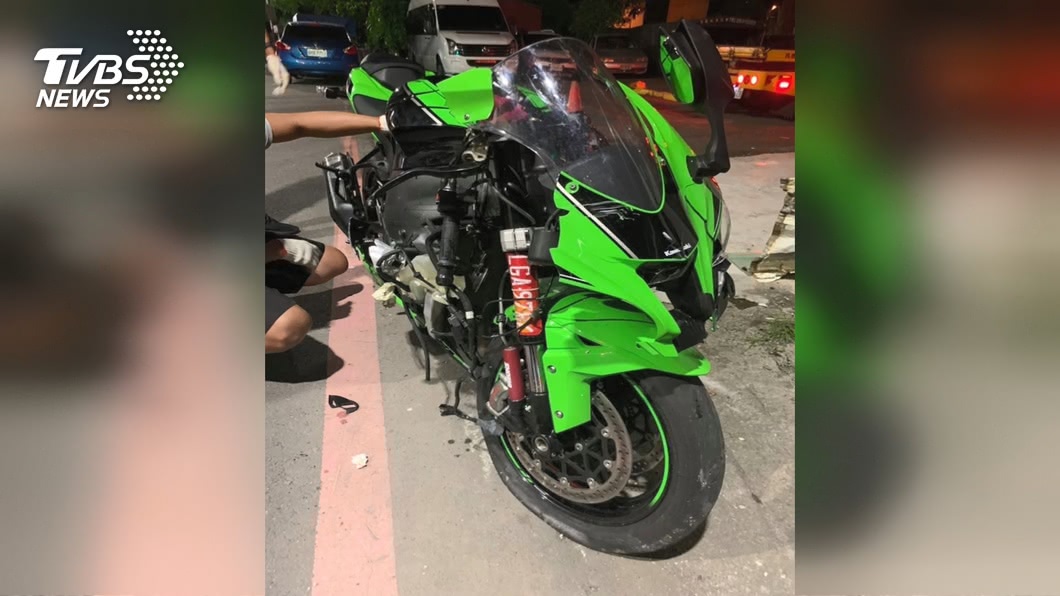 想 瞎趴 男載友騎大重機2秒後 撞進店 撞車 廢鐵 意外 Tvbs新聞網