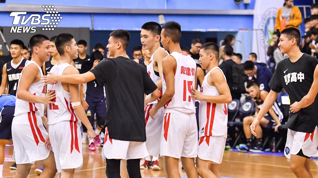 108學年度HBL高中籃球聯賽男子組預賽24日在台北體育館舉行，最終由強恕高中以80比72擊退基隆商工，強恕高中球員在場上歡呼擁抱。圖／中央社