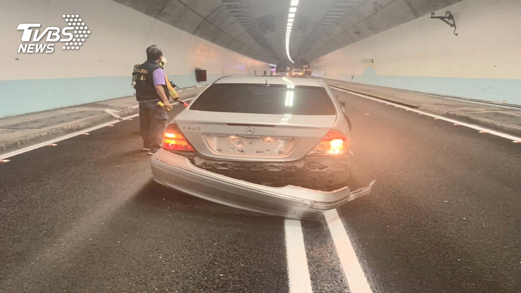 圖／TVBS 來不及了！雪隧口前欲超車　硬切釀擦撞