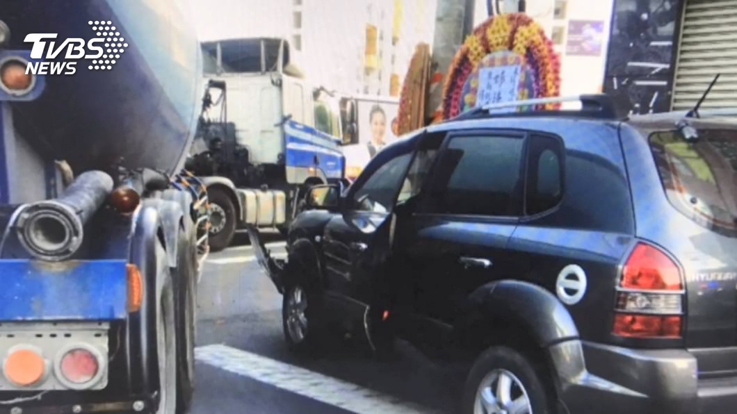圖／TVBS 跨車道+內輪差　混凝土車擦撞軍用轎車