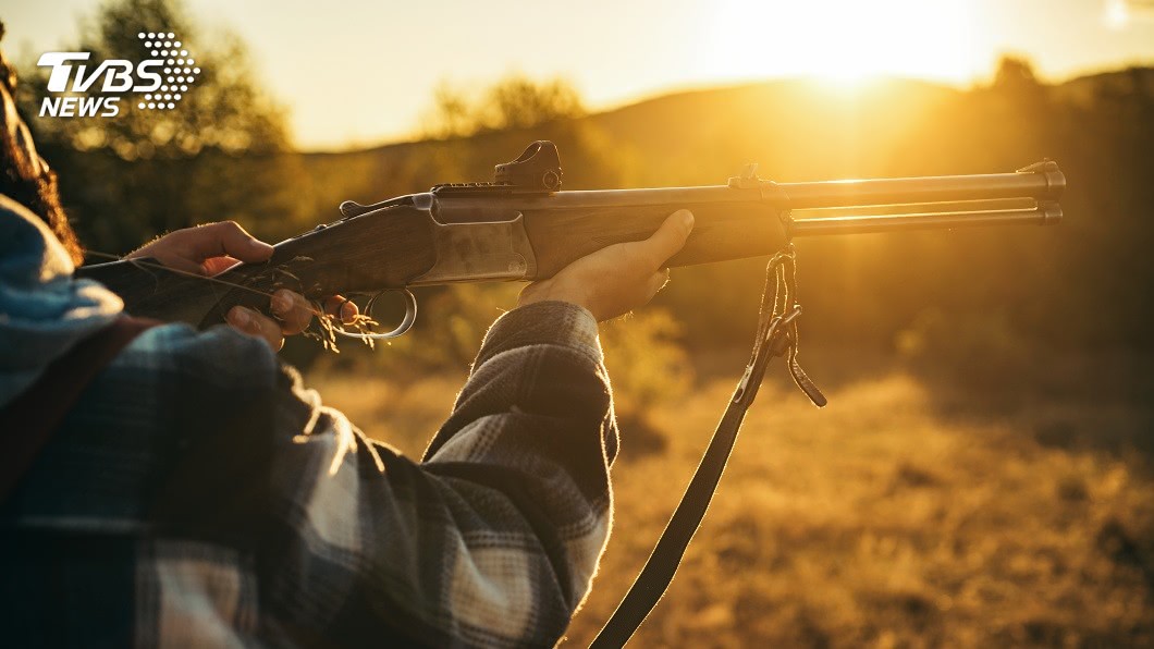 美國1名人父去打獵誤認9歲兒子是野兔，開槍擊斃。(示意圖／TVBS)