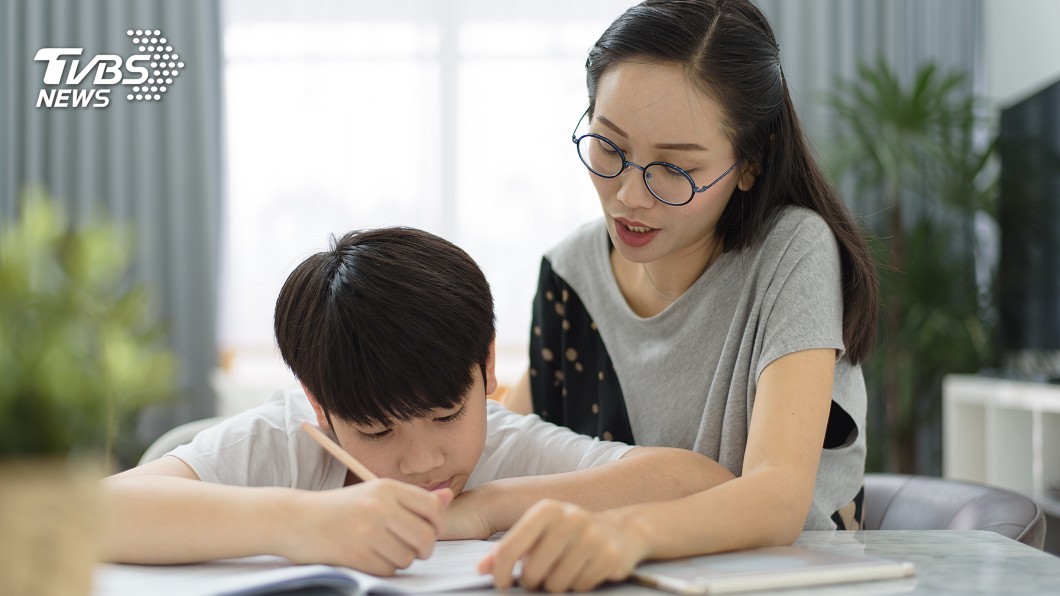 許多家長都會陪在孩子身邊指導寫作業。(示意圖／TVBS)