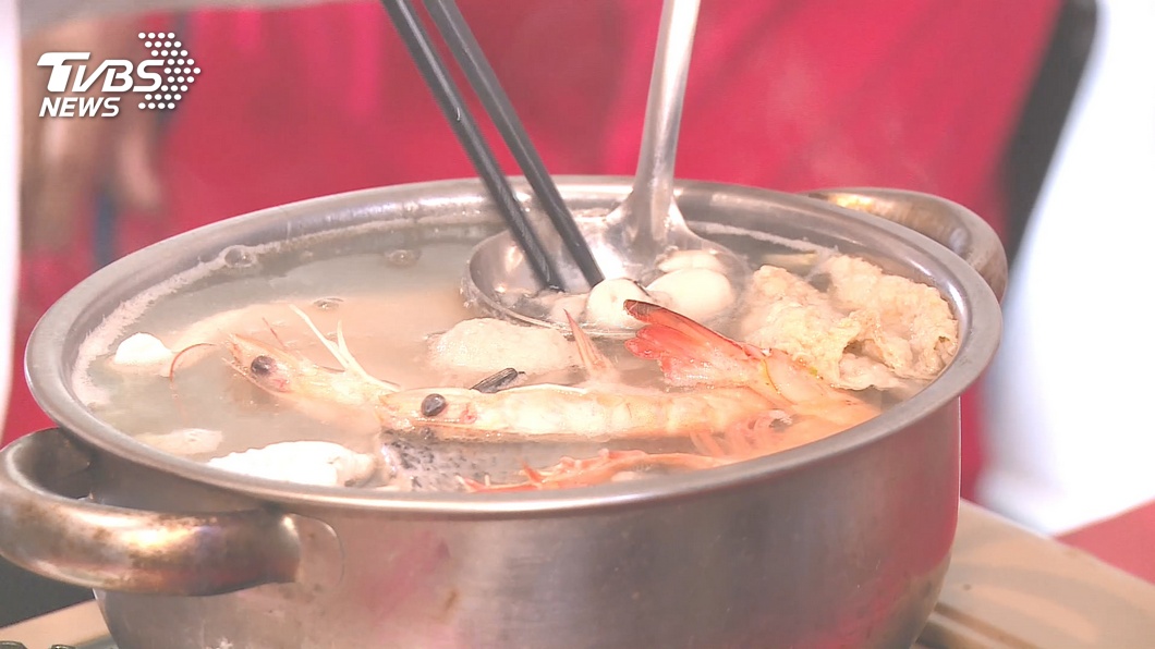 圖/TVBS 搶寒冬商機!百元鱸魚鍋上桌 量身高送肉