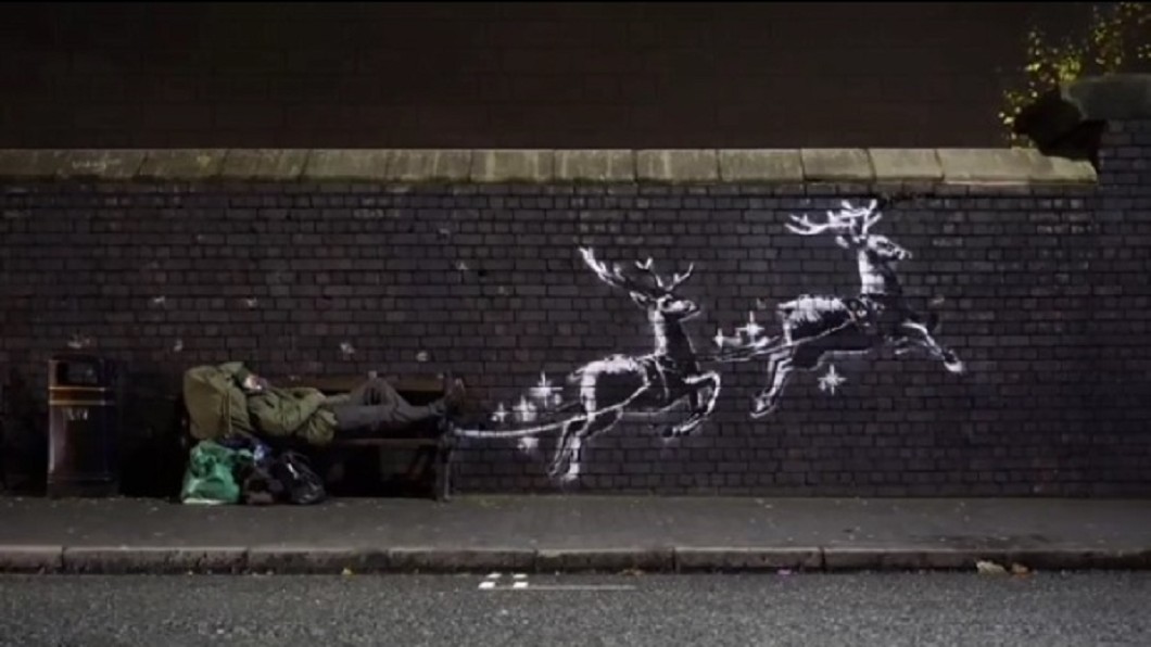 圖／翻攝自Banksy Instagram 班克西耶誕新作　馴鹿駕車帶遊民遨遊天際