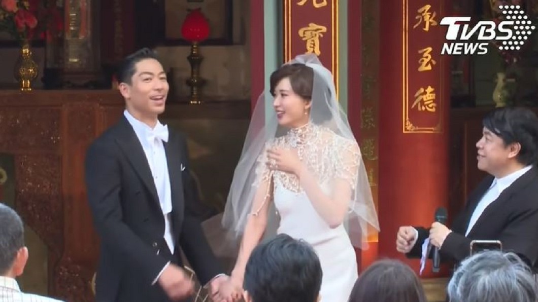 蔡康永(右一)主持林志玲婚禮。圖／TVBS資料照