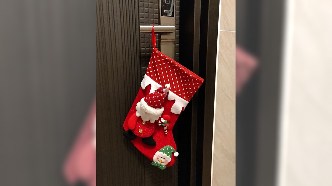 家門口掛聖誕襪收到小驚喜。(圖／翻攝自爆廢公社)