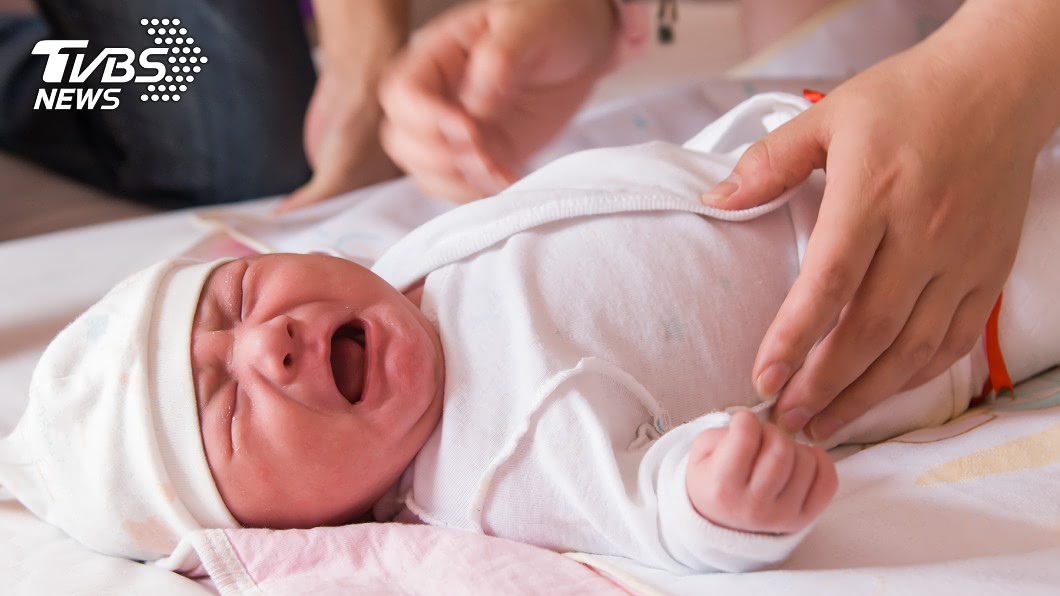 英國一名新生兒剛出生就確診，成最年輕病患。(示意圖／TVBS)
