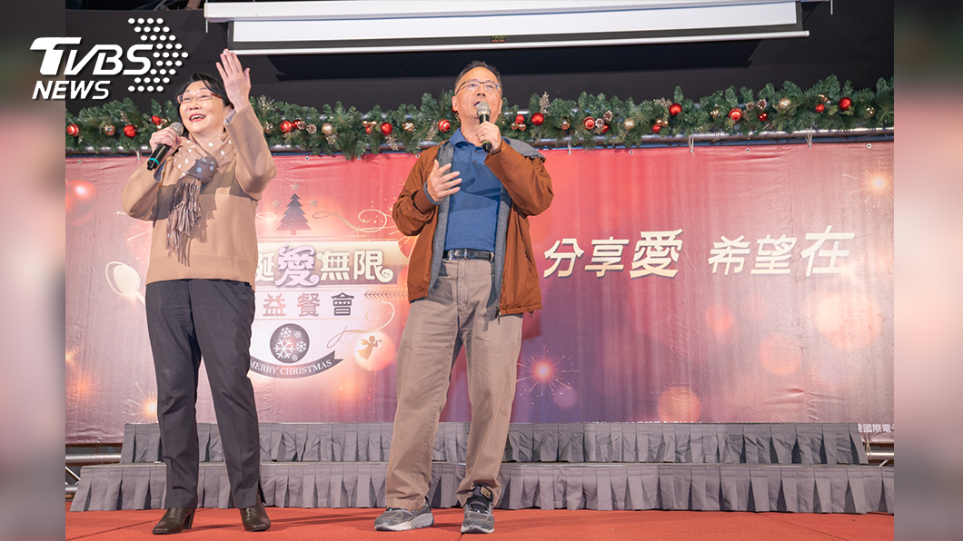 TVBS信望愛永續基金會董事長陳文琦與榮譽董事長王雪紅夫婦，歡唱聖歌。（圖／TVBS基金會）