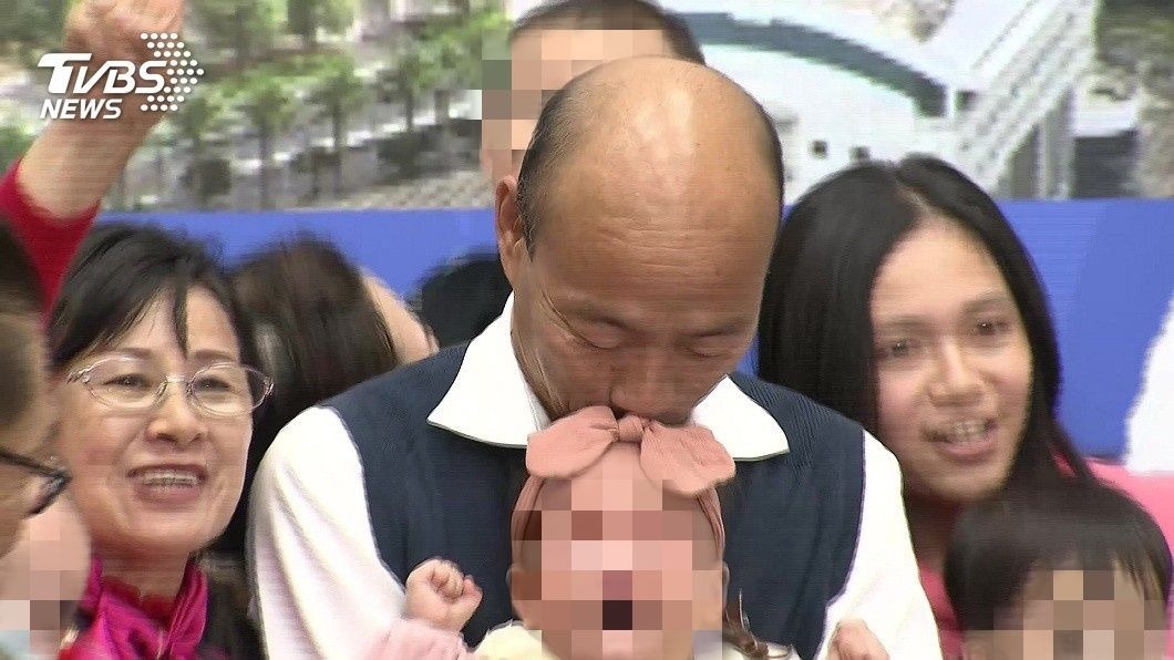 韓國瑜22日前往蘆洲出席一場寶寶爬行比賽，期間抱了1名女嬰，只是她不斷大哭，韓國瑜一度親她頭部試圖安撫。(圖／TVBS)