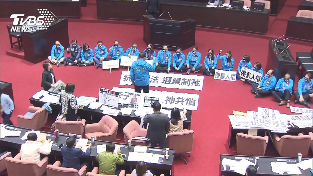 國民黨立院黨團在反滲透法審議當天戴口罩靜坐抗議。(圖／TVBS資料畫面) 