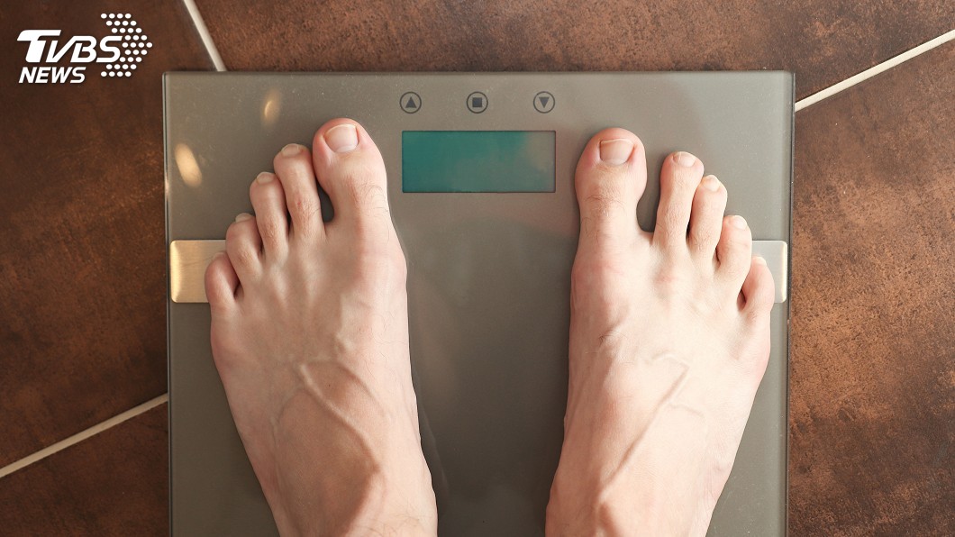 許多人家中都會放著1台體重計或體脂計，隨時掌握身體狀況。(示意圖／TVBS)
