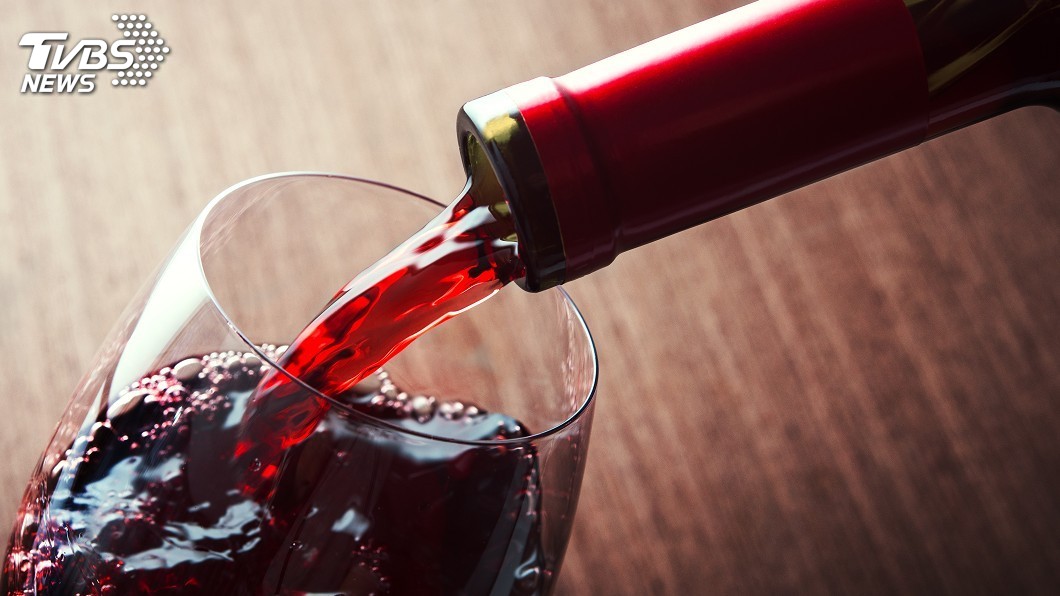 英國1名男子在自家門前挖出1瓶存放超過150年的紅酒，裡面成分讓專家傻眼了。(示意圖／TVBS)