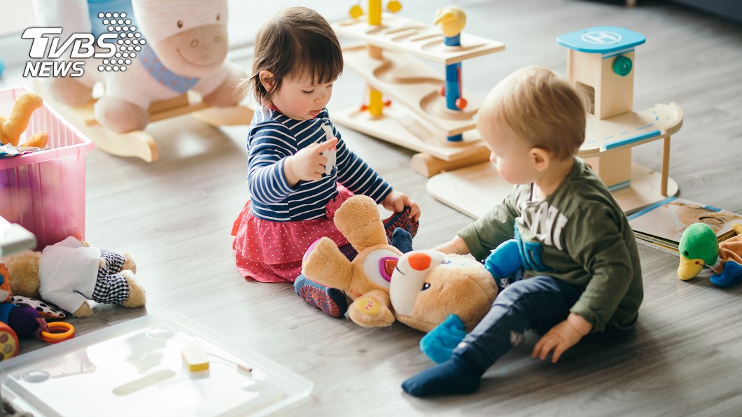小孩會互相分享玩具。示意圖／TVBS