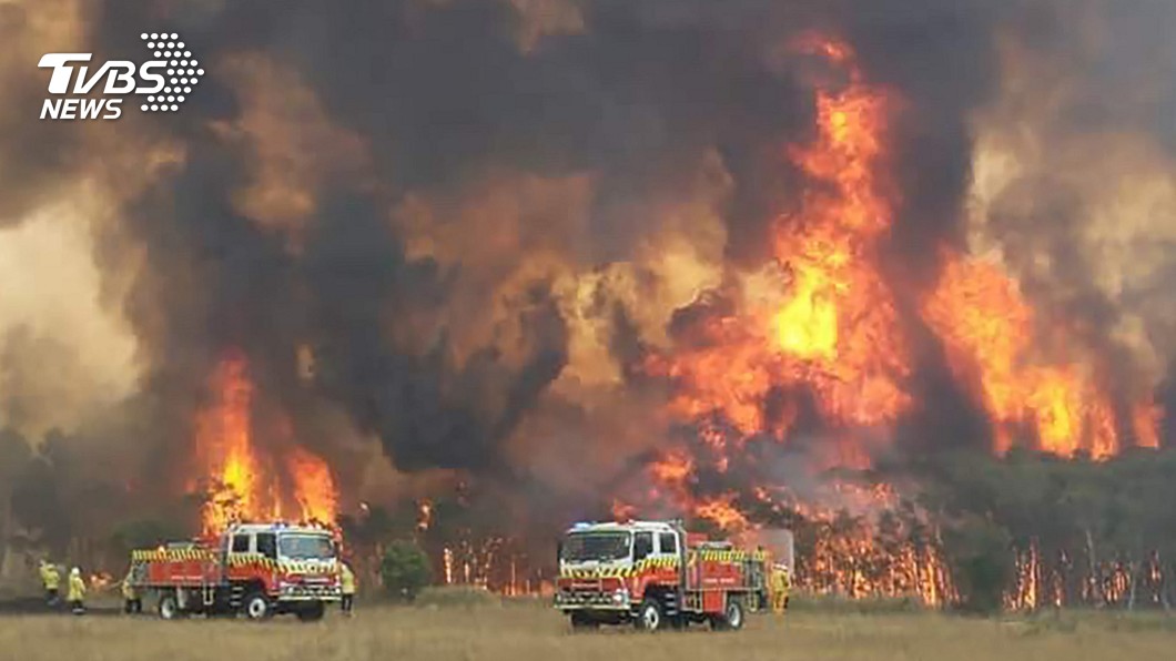 圖／達志影像美聯社 澳洲煉獄野火包圍消防車　驚險畫面首曝光