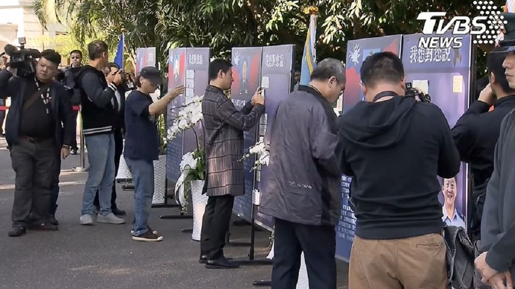 台北賓館設置「0102殉職將士追思活動」許多民眾前往弔唁。圖／TVBS