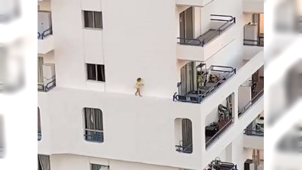4歲女童在高樓外牆來回快走奔跑，畫面驚險。(圖／翻攝自臉書Islas Canarias)
