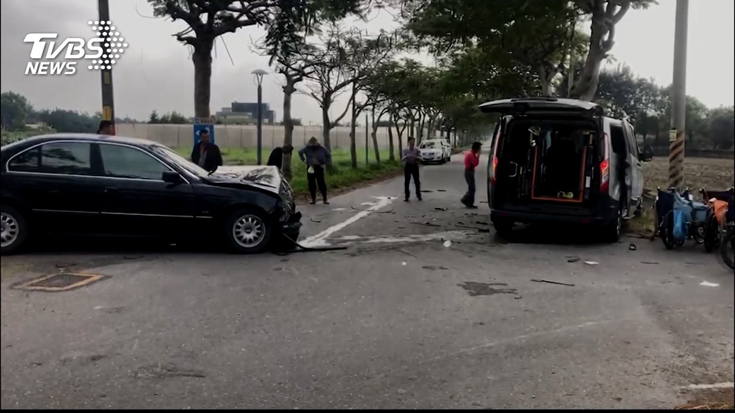 圖／TVBS 雙方未減速！BMW撞復康巴士　慘釀1死4傷