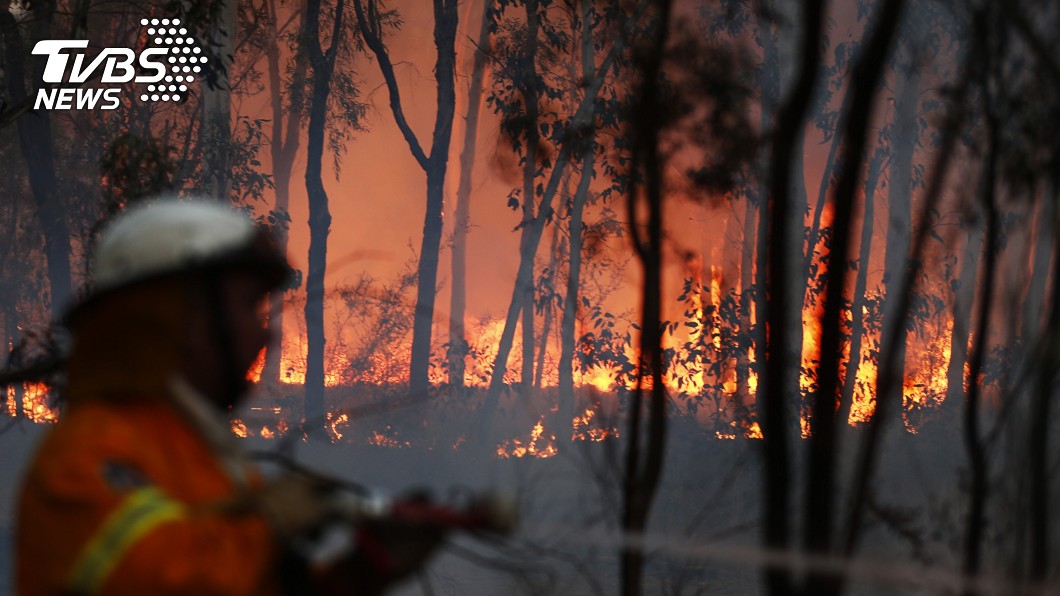澳洲野火狂燒。(圖／達志影像路透社) 澳洲野火失控！民轟政府「加速暖化」：還敢支持煤礦業